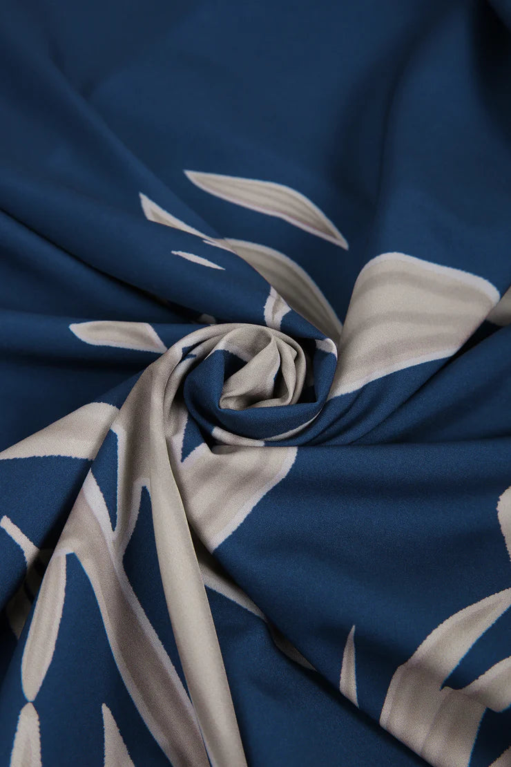 Kobaltově modré skládané letní maxi šaty na ramena s výstřihem do V